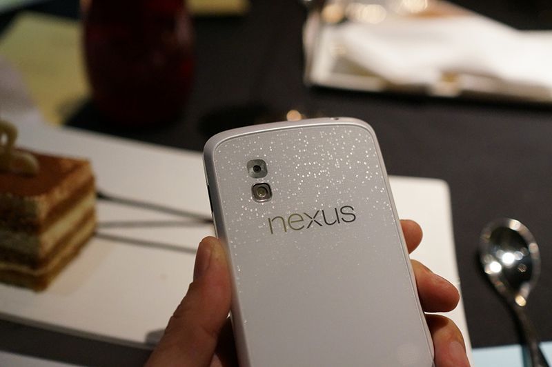 nexus-4-white-2
