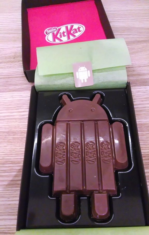 Larry Page ci mostra il suo KitKat Android di cioccolato