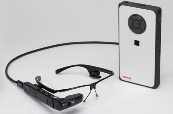 occhiali intelligenti Toshiba dynaEdge AR 100