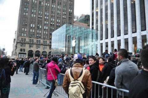 [Video] Candid: corriere distrugge iPhone mentre gli altri sono in fila per acquistarlo