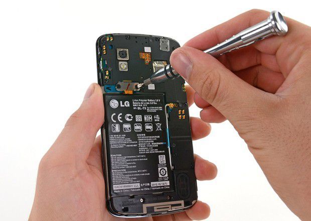 Come sostituire la batteria del LG Nexus 4 e960: ecco la nostra videoguida