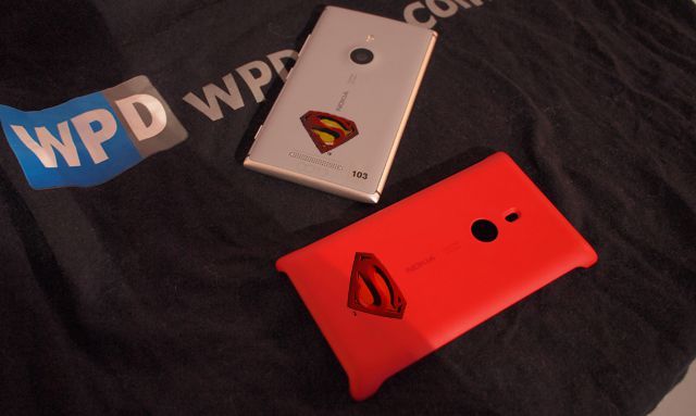 Nokia Lumia 925 Limited Edition Superman porta il logo del supereroe sullo smartphone