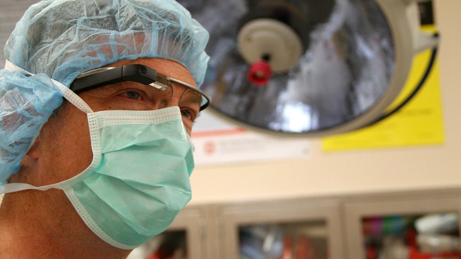 I Google Glass vengono indossati da un medico durante un’operazione chirurgica