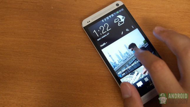 samsung-galaxy-s4-vs-htc-one-one-blinkfeed-aa
