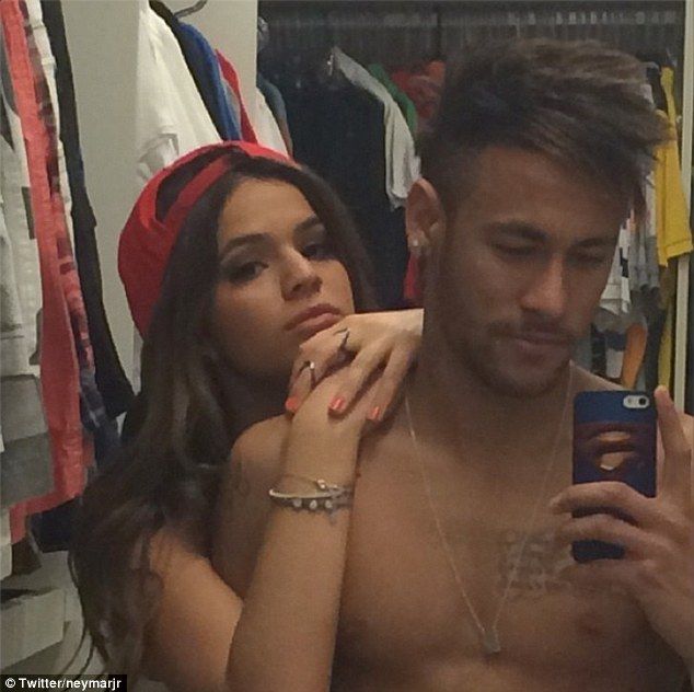 A-steamy-selfie-of-Neymar-Jr.-and-his-girlfriend