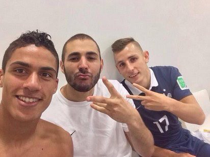 French-footballers-taking-a-selfie