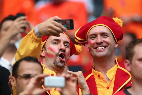 Its-not-just-about-the-players-the-fans-were-also-having-fun-taking-selfies