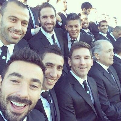 Leo-Messi-with-his-Argentinian-team-mates