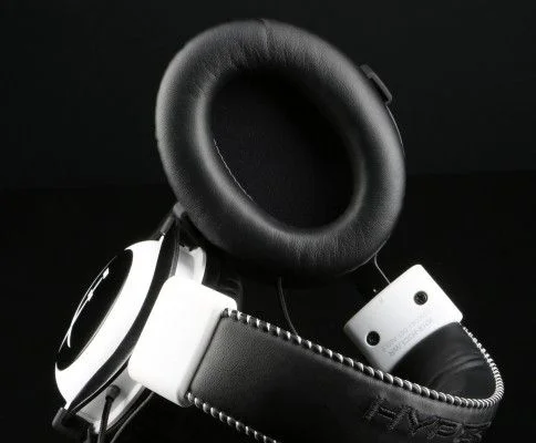 HyperX Cloud _white_Cloud-headset-side_earcup2_03_07_2014 10_44