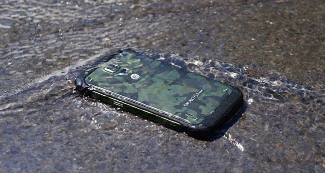 galaxy-s5-active-water-2