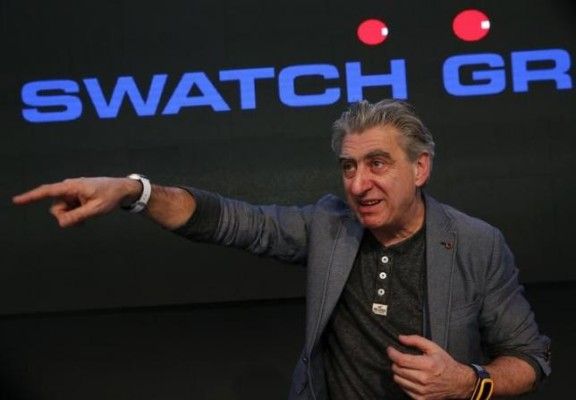 Swatch Group CEO Nick Hayek poses with the new 'Swatch Touch Zero One' during the Swiss watchmaker's annual news conference in Corgemont March 12, 2015. REUTERS/Denis Balibouse