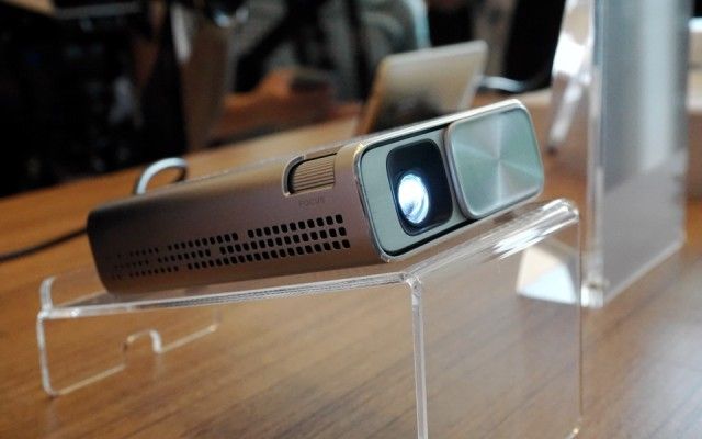 Asus-E1z-projector-fullbleed
