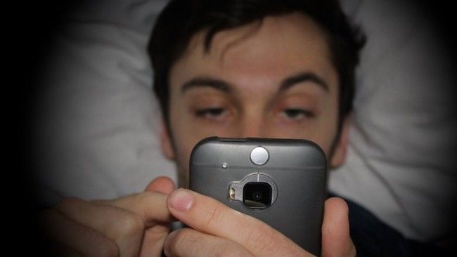 androidpit-smartphone-in-bed-2-w782