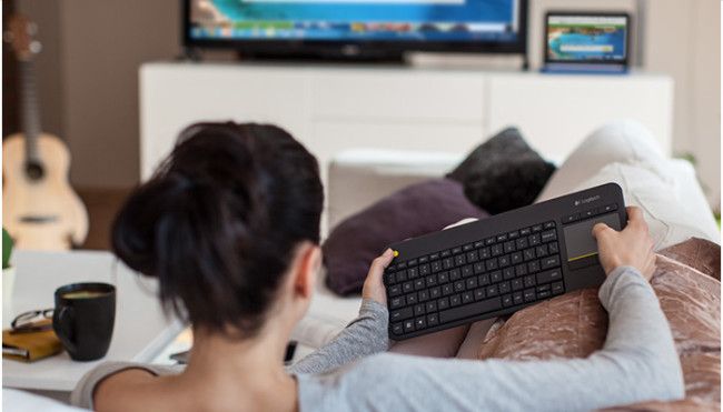 Logitech presenta una nuova tastiera in grado di connettere un PC ad un televisore.