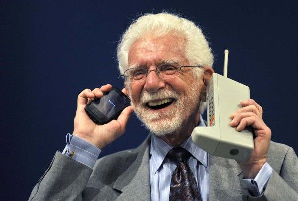 U.S. engineer Martin Cooper holds the Motorola DynaTAC phone, the world's first commercial handheld cellular phone, and his current mobile phone during a news conference in Oviedo, northern Spain, October 20, 2009. Cooper will be awarded with the 2009 Prince of Asturias Technical & Scientific Research Award at a traditional ceremony on Friday in the Asturian capital. The Prince of Asturias Awards are held annually since 1981 to reward scientific, technical, cultural, social and humanitarian work done by individuals, work teams and institutions. REUTERS/Eloy Alonso (SPAIN BUSINESS SOCIETY SCI TECH)