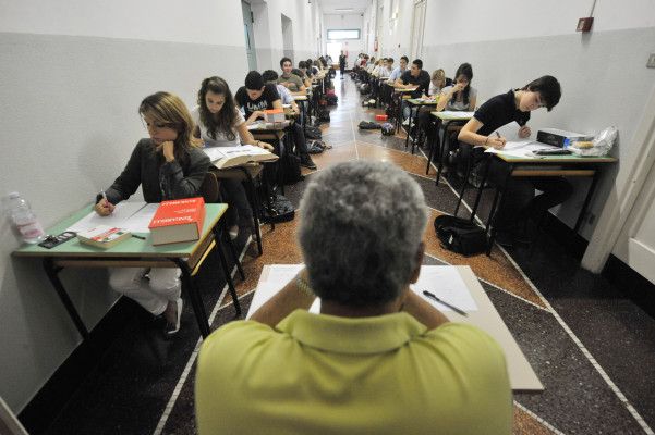 20100622 GENOVA -ACE- ESAMI DI MATURITA'. I ragazzi del liceo Andrea D'Oria durante la prima prova degli esami della maturita', questa mattina a Genova. -ANSA/LUCA ZENNARO-