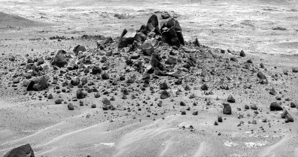 Una immagine in bianco e nero di Lindbergh Mound. Credit: NASA / JPL-Caltech
