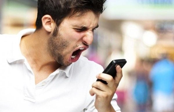 ragazzo-arrabbiato-cellulare-smartphone-shutterstock-620x400