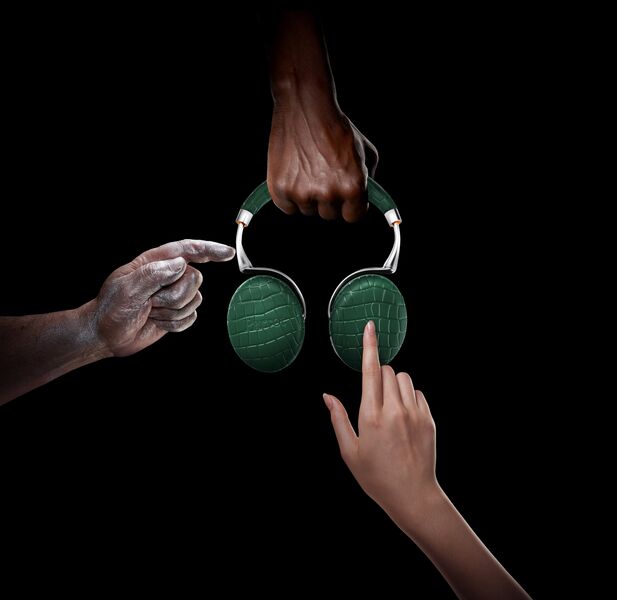 Parrot_Zik3_CROCO_GREEN_FondNoir_Mains