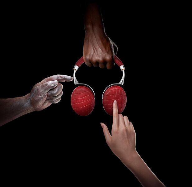 Parrot_Zik3_CROCO_RED_FondNoir_Mains