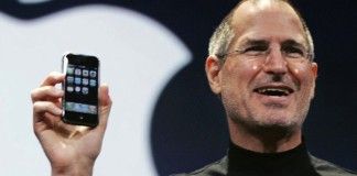 Steve Jobs qcon il primo iPhone nel 2007
