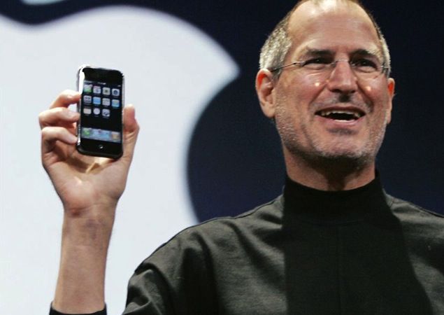 Steve Jobs qcon il primo iPhone nel 2007