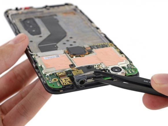 Nexus6PTeardown3 Nexus 6P non va oltre il punteggio di 2 su 10 secondo iFixit