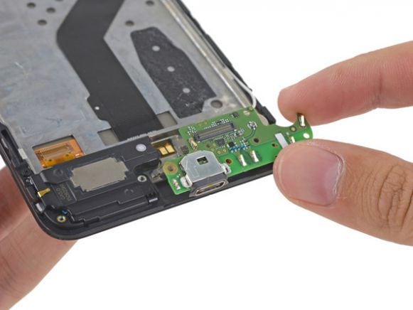 Nexus6PTeardown4 Nexus 6P non va oltre il punteggio di 2 su 10 secondo iFixit