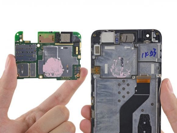 Nexus6PTeardown5 Nexus 6P non va oltre il punteggio di 2 su 10 secondo iFixit