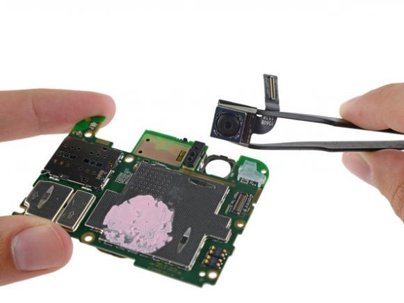Nexus6PTeardown6 Nexus 6P non va oltre il punteggio di 2 su 10 secondo iFixit
