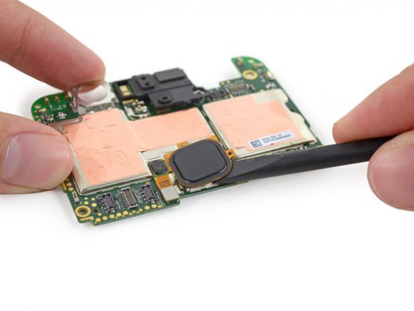 Nexus6PTeardown9 Nexus 6P non va oltre il punteggio di 2 su 10 secondo iFixit