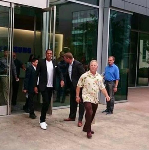 Jay-Z in uscita dalla sede Samsung