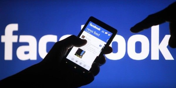 Facebook, gli iscritti pubblicano meno sulle bacheche