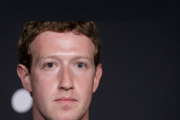 Mark Zuckerberg fuori da Facebook
