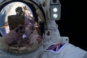 passeggiata spaziale si conclude con selfie