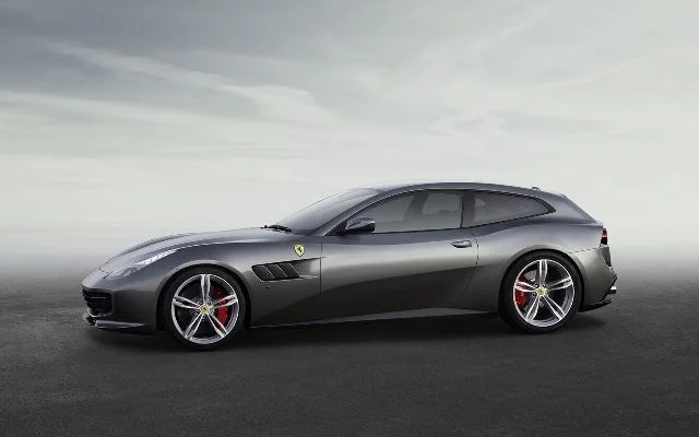 Ferrari GTC4Lusso (2)