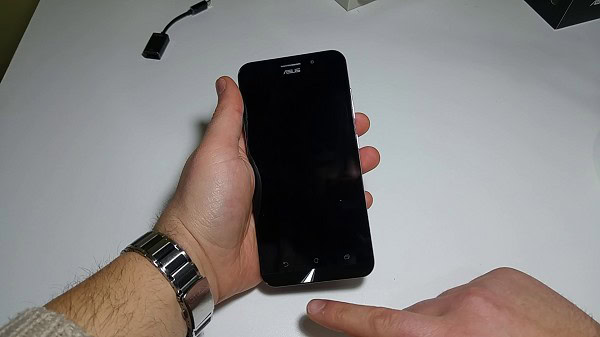 Display 5,5", tasti soft touch, speacker per l'audio in capsula, sensori, fotocamera anderiore