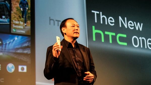 Peter Chou durante la presentazione di HTC One M7