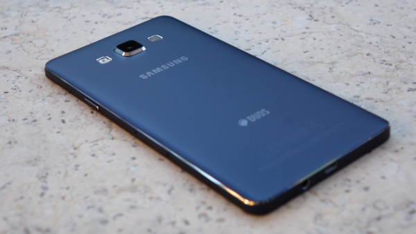 Il Samsung Galaxy A7 ritratto nella colorazione Black