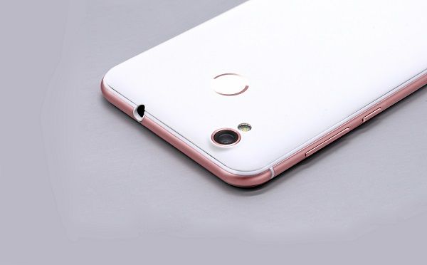 Oukitel K7000, partiti i preordini dello smartphone con batteria da 7000 mAh