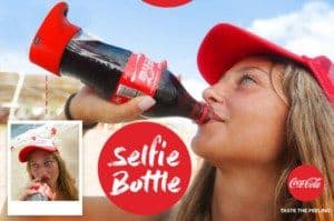 Un selfie bevendo Coca Cola