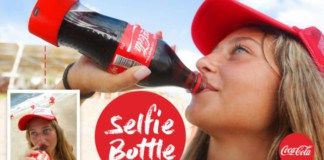 Un selfie bevendo Coca Cola