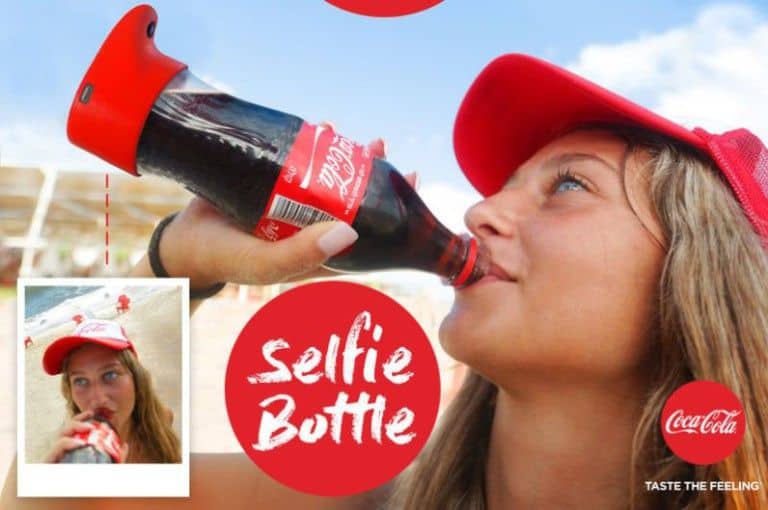 Un selfie bevendo Coca Cola