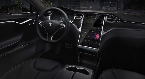Cosa vediamo se guidiamo un'auto Tesla