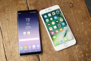 Galaxy-Note-8-vs-iphone 8-Plus-hands-on-00