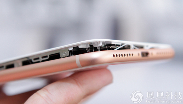 iPhone 8 Plus, il vetro separato dalla scocca per un esplosione interna