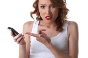 Whatsapp e SMS: le nuove truffe vanno dallo smartphone bloccato ai buoni sconto