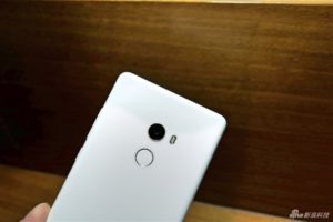 Xiaomi Mi Mix 2 Full Ceramic Version è potente, bello ed elegante - immagine 4