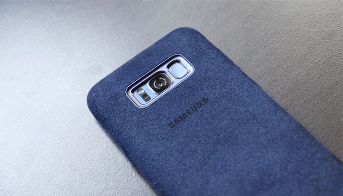 Samsung Galaxy S8 con cover in alcantara