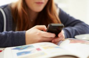 bambini-smartphone-scuola